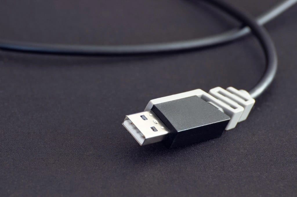 Close-up van een kabel, metafoor voor gegevensoverdracht bij migratie.