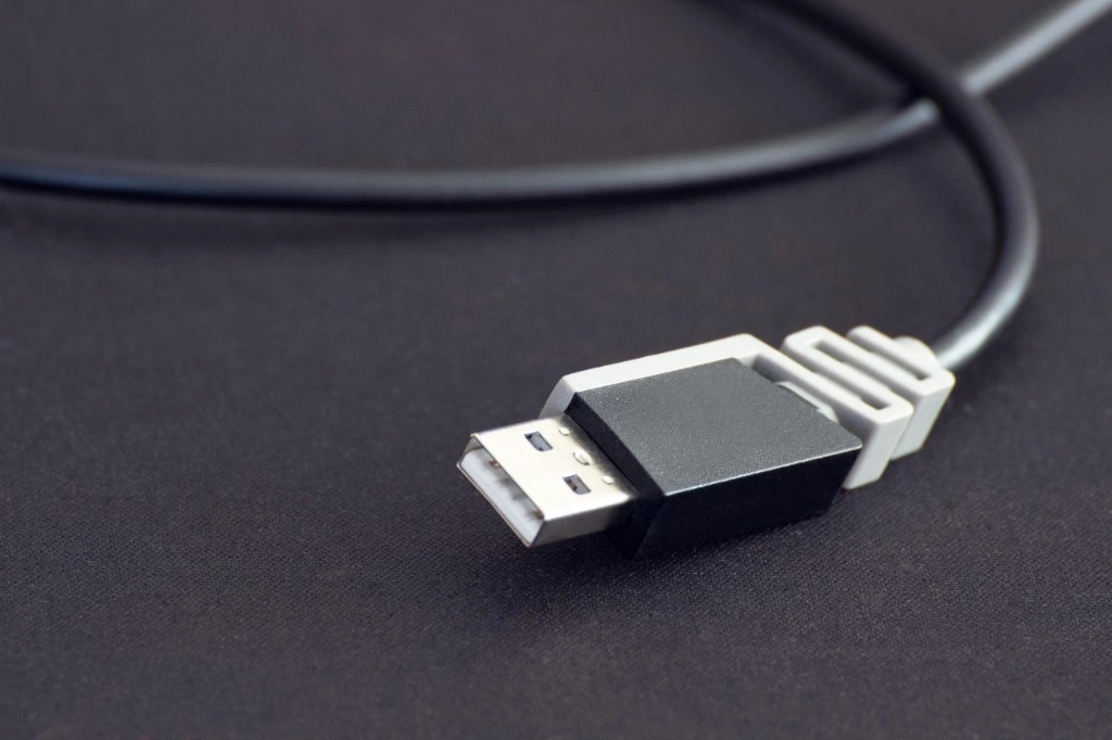 Close-up van een kabel, metafoor voor gegevensoverdracht bij migratie.
