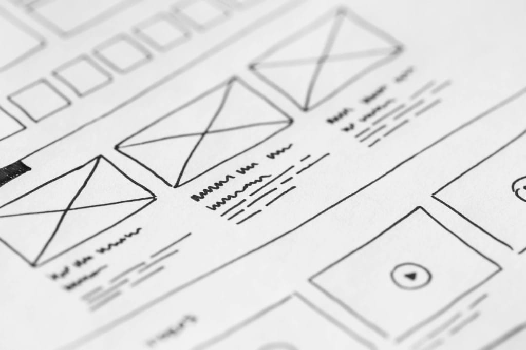 Wireframes op papier voor UX- en UI-ontwerp.